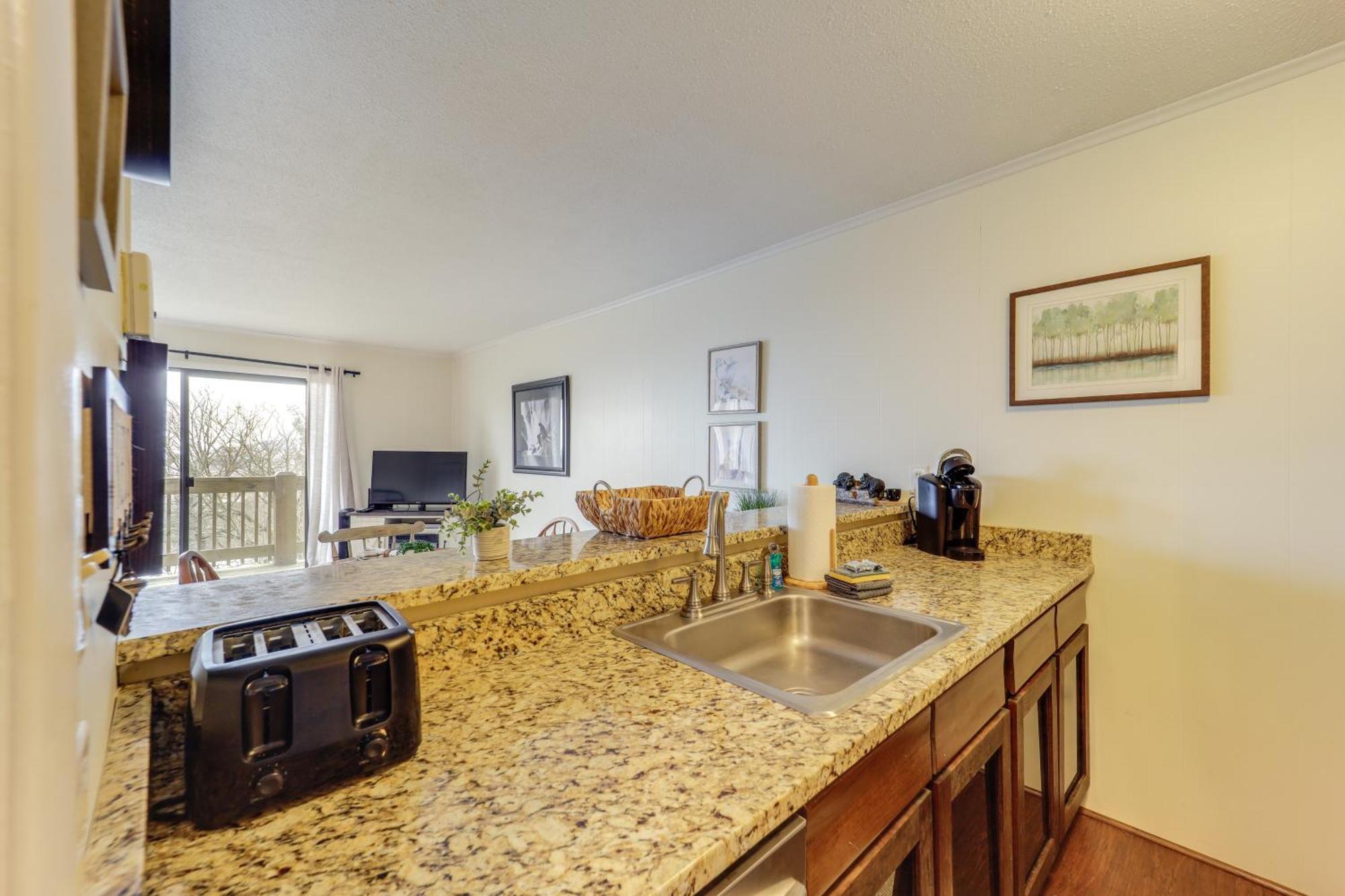 Beech Mountain Studio With Balcony Less Than 1 Mi To Skiing! Exterior photo