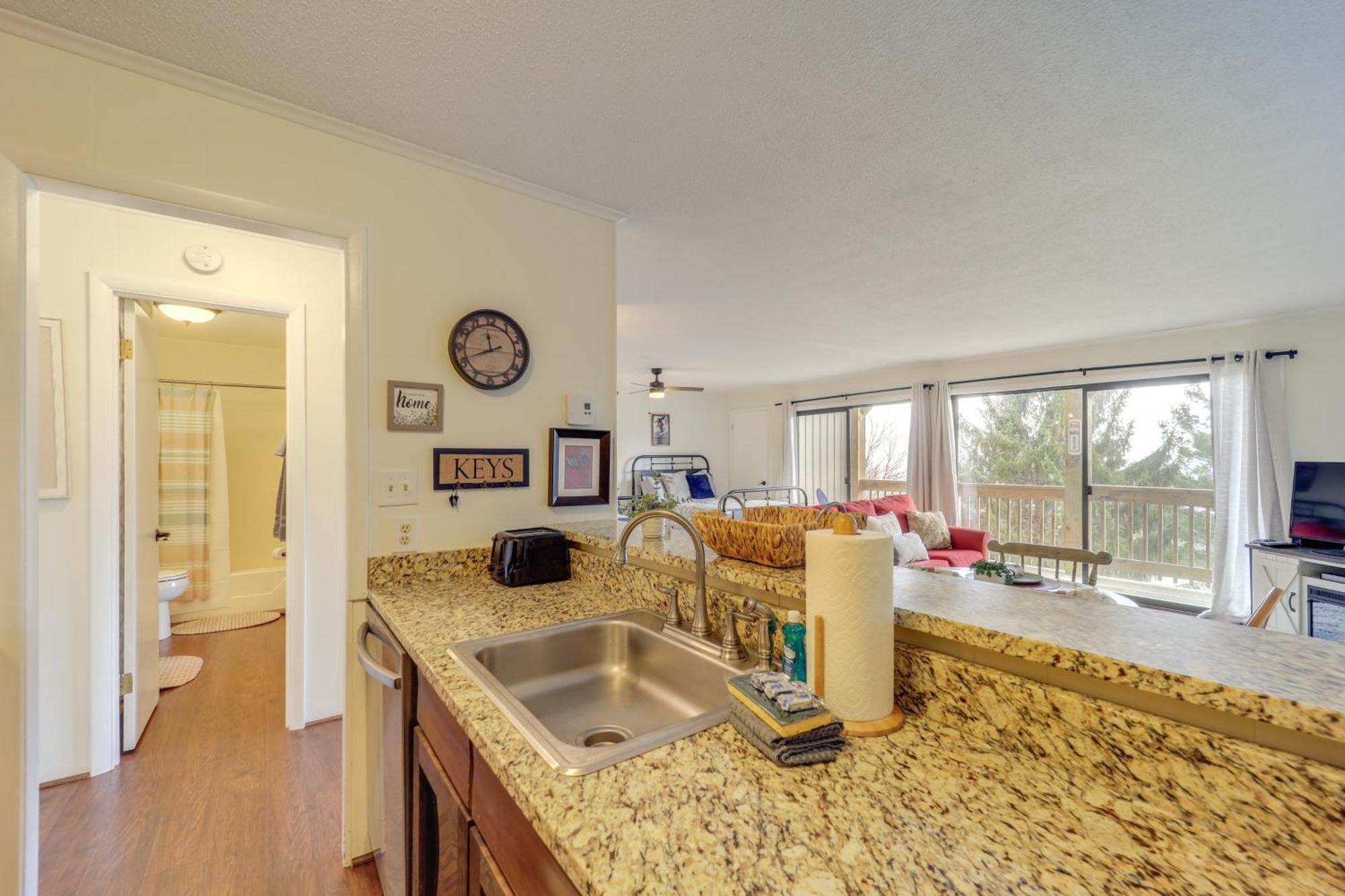 Beech Mountain Studio With Balcony Less Than 1 Mi To Skiing! Exterior photo