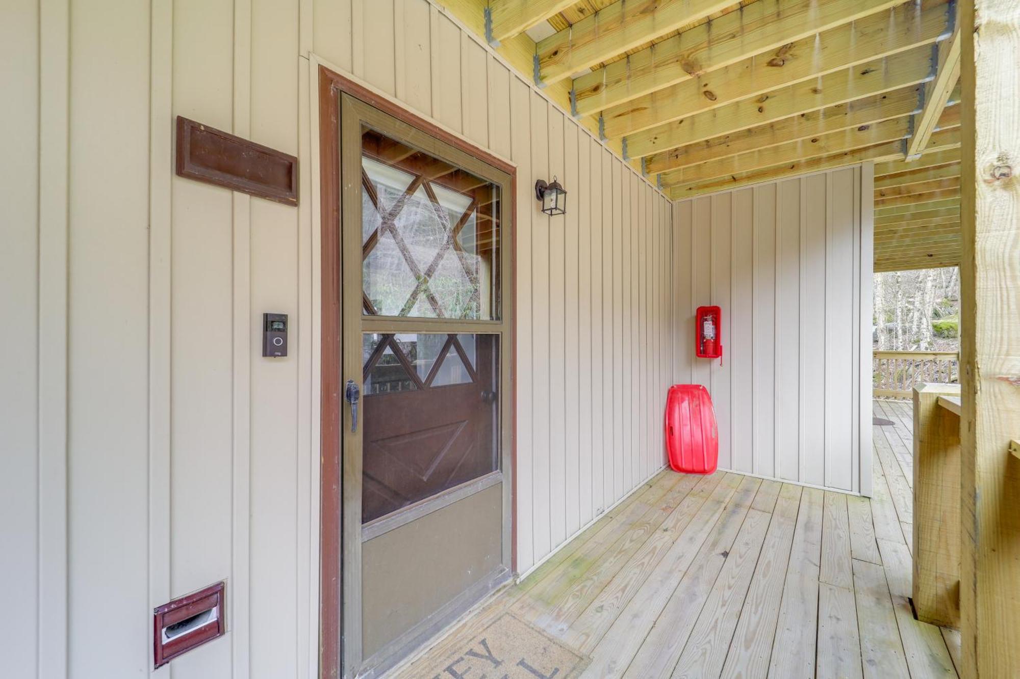Beech Mountain Studio With Balcony Less Than 1 Mi To Skiing! Exterior photo